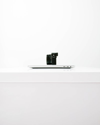 MacBook上的黑色无镜摄像头